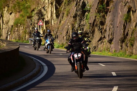 Stoere motorrijders in de bergen
